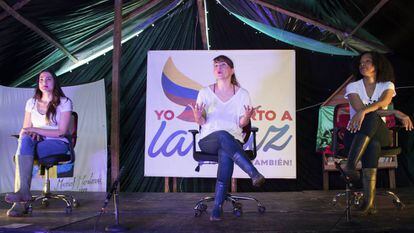 Las actrices Carolina Cuervo, Diana Ángel e Indhira Serrano en la presentación de 'Monólogos de la vagina' ante guerrilleros de las FARC.