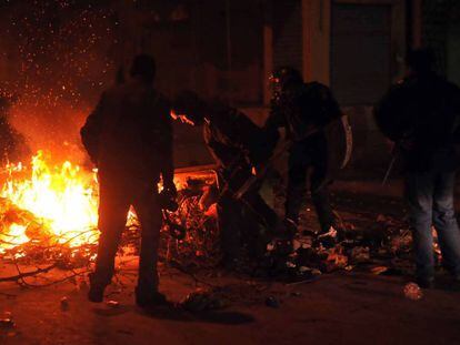 La Policía confrontando a los manifestantes en el suburbio de Ettadamon, sa las afueras de la capital de Túnez.