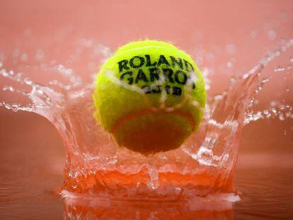 Una pelota bota sobre una de las lonas que cubre las pistas de París.