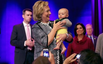 Clinton ha convertido las bajas por maternidad en un argumento de campaña.