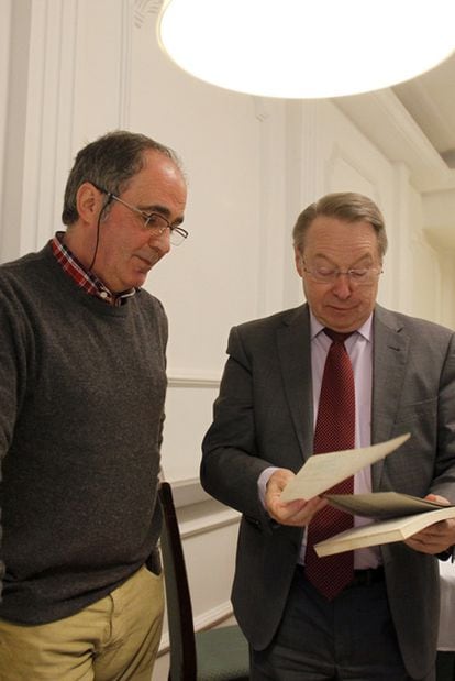 Lluís Maria de Puig comprueba que la página que le devuelve el exguardia José Antonio Iglesias es la que le fue arrancada durante la noche del 23-F.