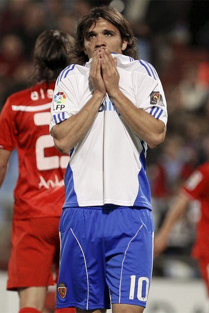 El centrocampista del Real Zaragoza Nicolás Bertolo se lamenta tras un fallo de su equipo ante el Sevilla.