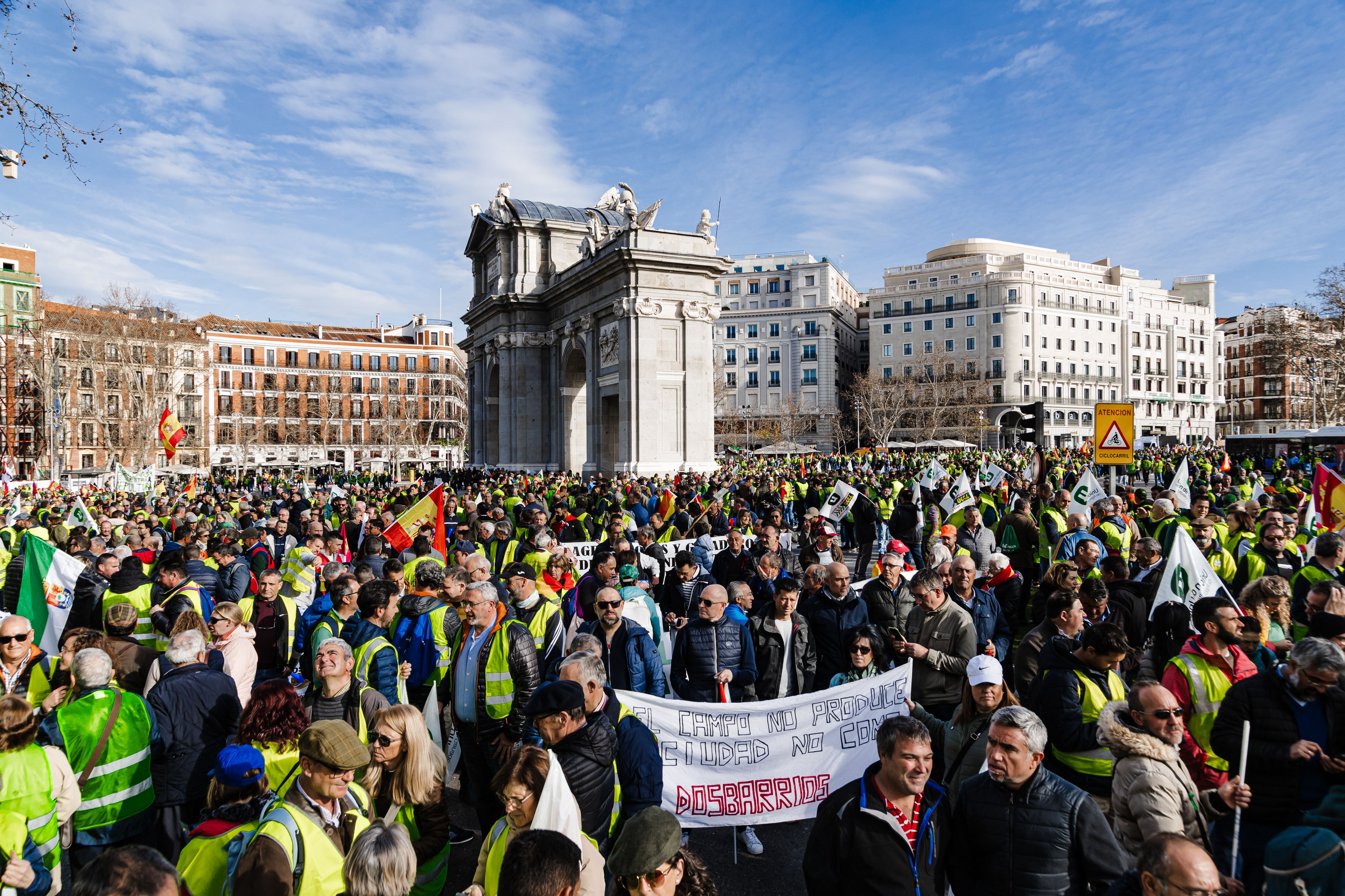 Cientos de agricultores se concentran en la Puerta de Alcalá de Madrid, este miércoles. 