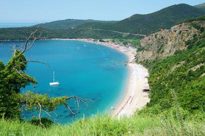 Las aguas azules y el amplio arenal de Jaz Beach, en Montenegro, acogen algo más que bañistas: son el escenario del festival de Danza en el Mar, el nuevo festival 'after party' del Adriático. También es una de las 10 mejores playas europeas, según Lonely Planet, para este verano.
