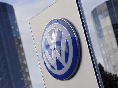 El logotipo de Volkswagen en la ciudad del autom&oacute;vil en Wolfsburgo (Alemania). 