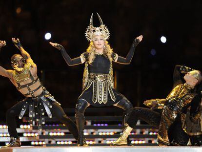 Madonna canta su éxito Vogue en el intermedio de la Super Bowl, en Indianápolis, el domingo.