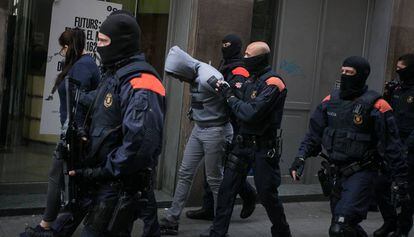 Uno de los detenidos en la operación contra los narcopisos.