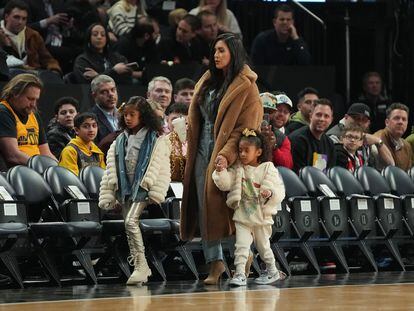 Vanessa Bryant acude a un partido de la NBA con sus dos hijas pequeñas en Salt Lake City, Utah, el 17 de febrero de 2023.