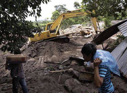 Un tractor remueve las rocas en Varapaz, a 71 kilómetros al este de San Salvador, tras el impacto de Ida.