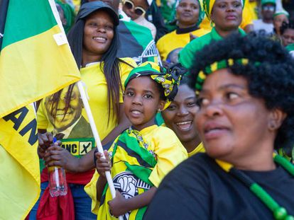 Seguidores del partido African National Congress (ANC), este domingo en Johannesburgo.