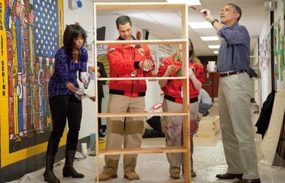 Barack y Michelle Obama barnizan una estanter&iacute;a durante el D&iacute;a Nacional del Voluntariado. 