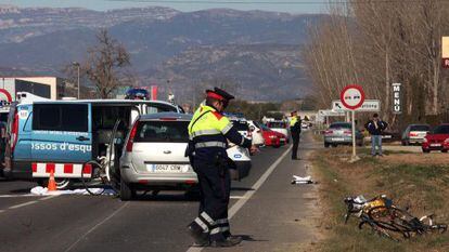 Varios agentes inspeccionan los restos del accidente de Vallfogona.