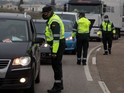 Una patrulla de la Guardia Civil realiza un control en el límite entre Madrid y Castilla-La Mancha, en diciembre de 2020.