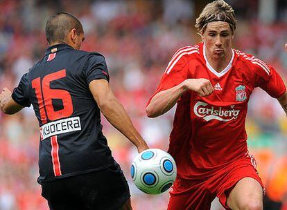 Fernando Torres en un lance del partido junto a Juanito, de espaldas.