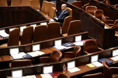 El primer ministro saliente de Israel, Benjamín Netanyahu, en la Kneset (Parlamento), en Jerusalén el 13 de junio.