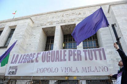 Un participante de la protesta porta una bandera ante un Tribunal de Milán