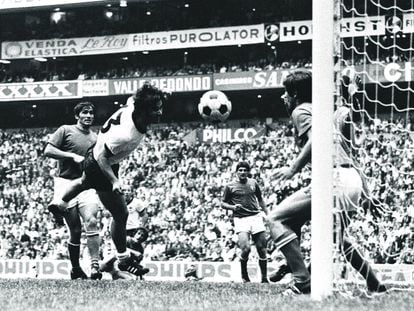 Gerd Müller marca el 3-3 a Italia en la prórroga de la semifinal del Mundial de 1970 en el estadio Azteca de México.