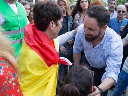 Santiago Abascal, líder de Vox, saluda a sus seguidores el pasado 3 de junio en Madrid. En vídeo, miembros de Vox despliegan una bandera de España en Gibraltar, en 2016.