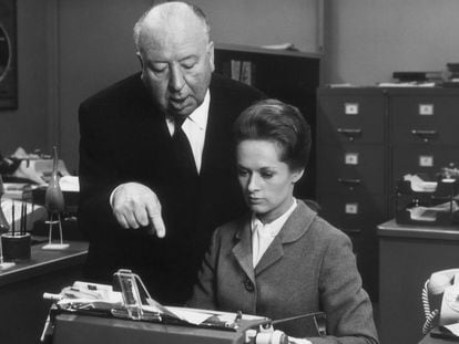 El director de cine Alfred Hitchcock dirige a la actriz Tippi Hedren en el rodaje de 'Marnie', en 1964.