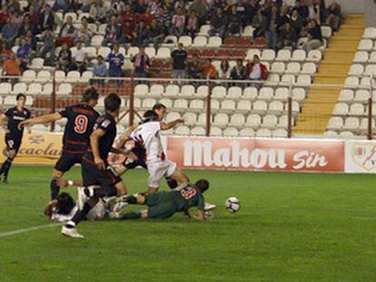 Pachón marca el segundo gol del Rayo en Vallecas en el partido de ida.