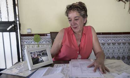 Cristina García posa con una foto junto a su hermano, este jueves en su casa, en Cadalso de los Vidrios (Madrid).