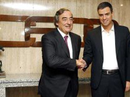 El l&iacute;der electo del PSOE, Pedro S&aacute;nchez (d), ayer con el presidente de la CEOE, Juan Rosell.