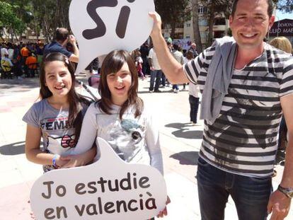Participantes en una campa&ntilde;a por la ense&ntilde;anza en valenciano en Sant Mateu. 