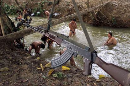 Guerrilleros de las FARC se ba&ntilde;an en un r&iacute;o en San Vicente Cagu&aacute;n (Colombia), en abril de 2000.