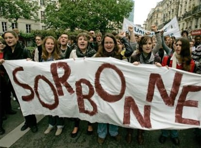 Manifestación estudiantil que recorrió la semana pasada las calles de París contra la reforma universitaria impulsada por el Gobierno francés.