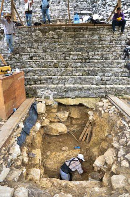 Los arqueólogos trabajando en la entrada de uno de los canales de agua descubiertos en Palenque, bajo la escalinata del templo.