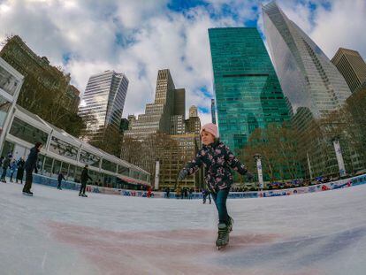 Pista de patinaje de Bryant Park, una de las más famosas de Nueva York para disfrutar del invierno. 