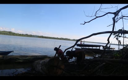 En el río espera Washington Lao, maderero, quien une los troncos con hierro y los arrastra flotando hasta el aserradero.
