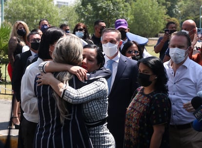 La alcaldesa de Cuauhtémoc, Sandra Cuevas, recibe el apoyo de sus seguidores tras ser vinculada a proceso este jueves.