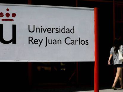 Una alumna, junto a un cartel de la Universidad Rey Juan Carlos.