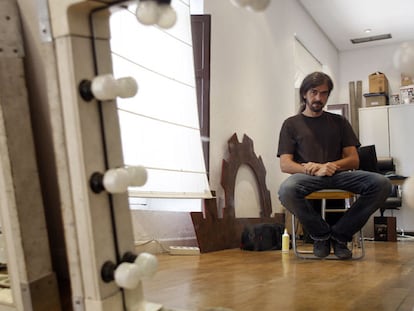 Fernando León, en la sala de su productora donde ensaya con los actores principales de <i>Amador.</i>