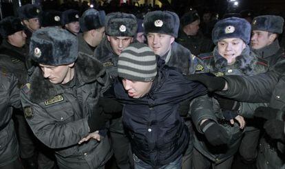 La polic&iacute;a detiene a un manifestante, el domingo, en Mosc&uacute;.