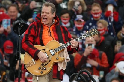 El rockero Ted Nugent interpreta el himno americano a la guitarra durante un mitin de Donald Trump durante la campaña presidencial de 2020.