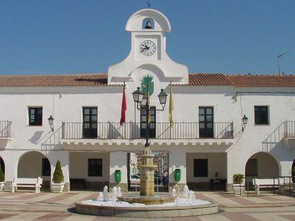 Fachada del Ayuntamiento de Villanueva del Pardillo (Madrid).