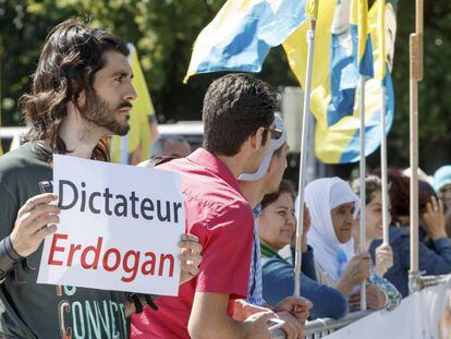 Un kurdo se manifiesta contra Erdogan este jueves en Ginebra.