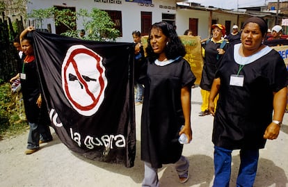 Ruta Pacífica de las Mujeres (organización social de mujeres colombianas por la paz) en una protesta contra la guerra en Colombia. La defensa de los derechos humanos y el apoyo a las iniciativas de paz de la sociedad colombiana en medio del conflicto armado ha sido uno de los ejes de trabajo de la Taula en estos 20 años.