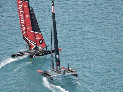 Los catamaranes de Nueva Zelanda (arriba) y Estados Unidos, durante las regatas del s&aacute;bado.