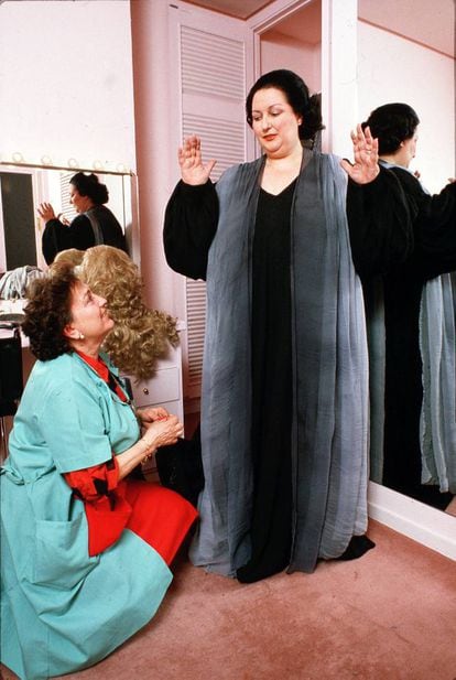 Montaje de ópera 'La Walkiria' de Wagner en el teatro de la Zarzuela. La cantante Montserrat Caballé, durante la prueba de vestuario, el 1986.