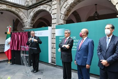 El secretrario de Relaciones Exteriores, Marcelo Ebrard, muestra una placa en honor a Simón Bolivar en Ciudad de México