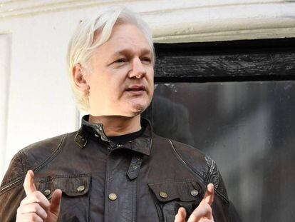 Julian Assange, en el balcón de la Embajada ecuatoriana en Londres en mayo de 2017.