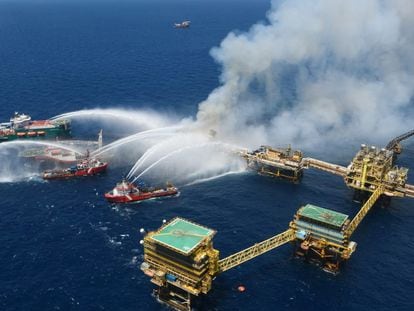 Barcos arrojan agua a una plataforma en la bahía de Campeche (México) durante un incendio, el 7 de julio.