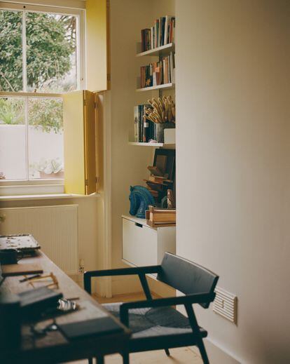 Oficina Tebbs, amueblada en un cálido estilo minimalista y con ventana al jardín.