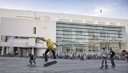 Skaters a la plaça on es troba el Macba.