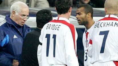 Luis Aragonés y Ashley Cole, encarados en presencia de Bridge y Beckham.