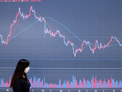 Un panel electrónico en Seúl (Corea del Sur) muestra la caída de las criptomonedas el pasado 13 de mayo, durante el batacazo de la divisa Luna.