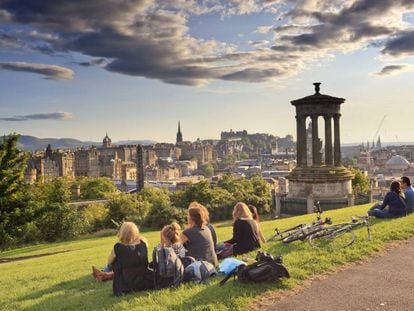 Monumento al fil&oacute;sofo escoc&eacute;s Dugald Stewart, completado en 1831, en la ladera de Calton Hill, desde donde se contempla el centro de Edimburgo y su castillo. 